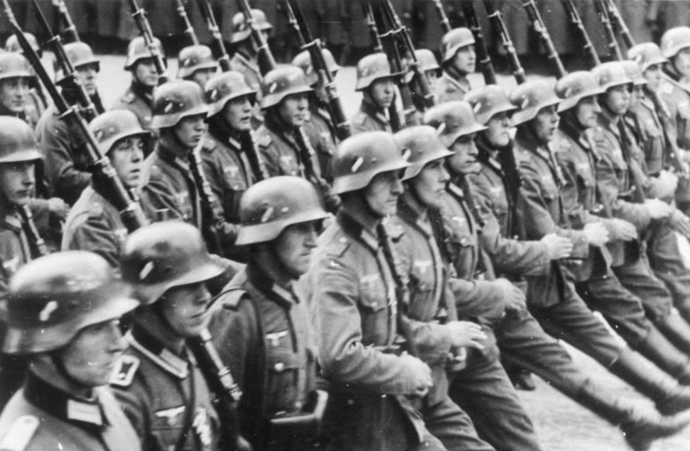 Немецкие солдаты 2 мировой войны маршируют